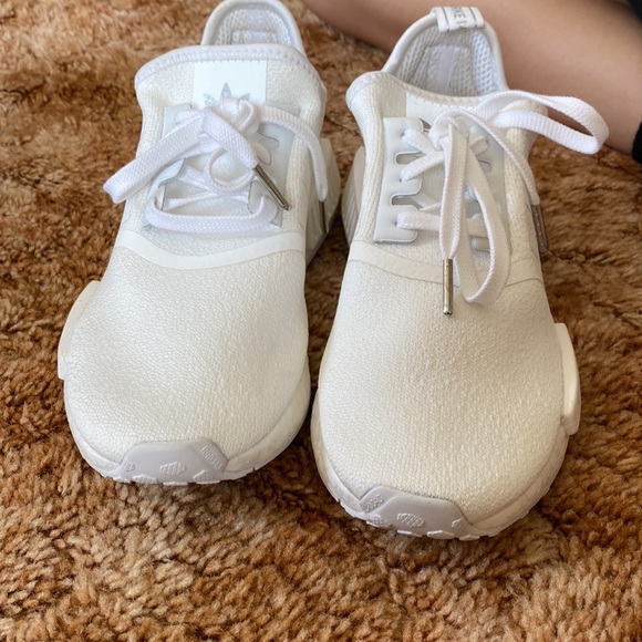 All white Adidas - Picture 4 of 7